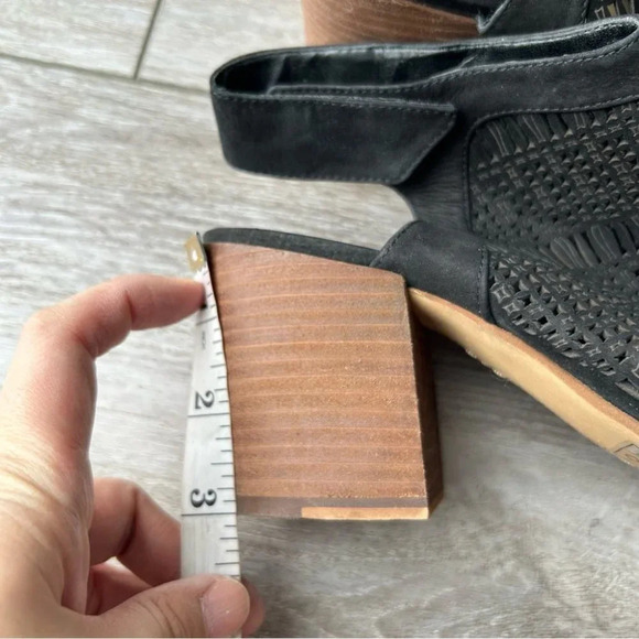 Vince Camuto Keannie Leather Open toe Stacked Block Heel Sandal - Picture 13 of 13